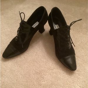 Anne Klein Tie Heel shoe 8 1/2